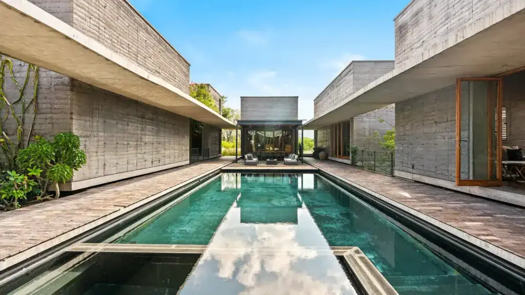 Modern luxury residence in San Miguel de Allende featuring minimalist architecture, concrete textures, and a reflecting pool.