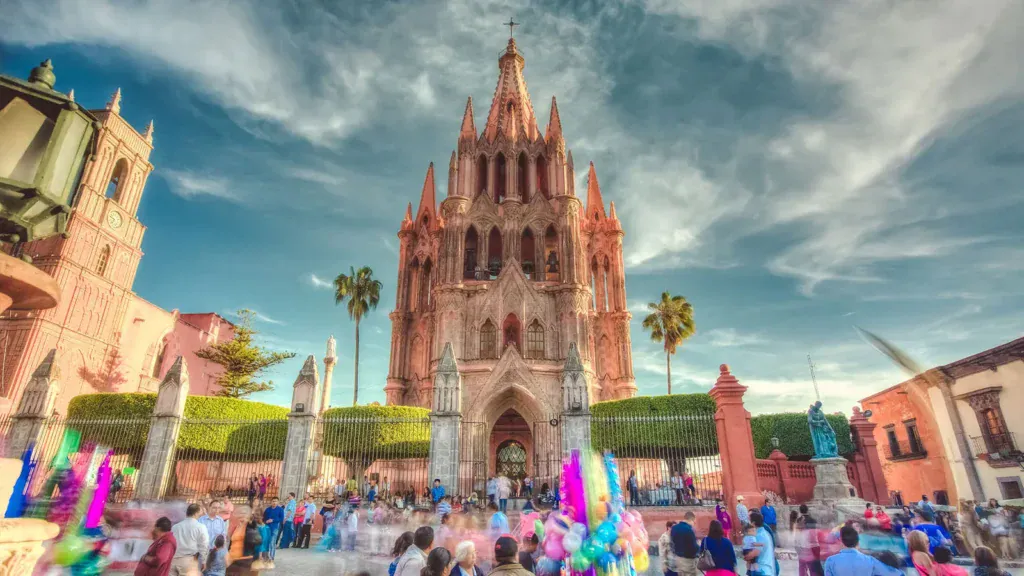 Crowds gather at the Parroquia de San Miguel ArcĆ”ngel in San Miguel de Allende, a centerpiece of the cityās cultural and artistic identity.