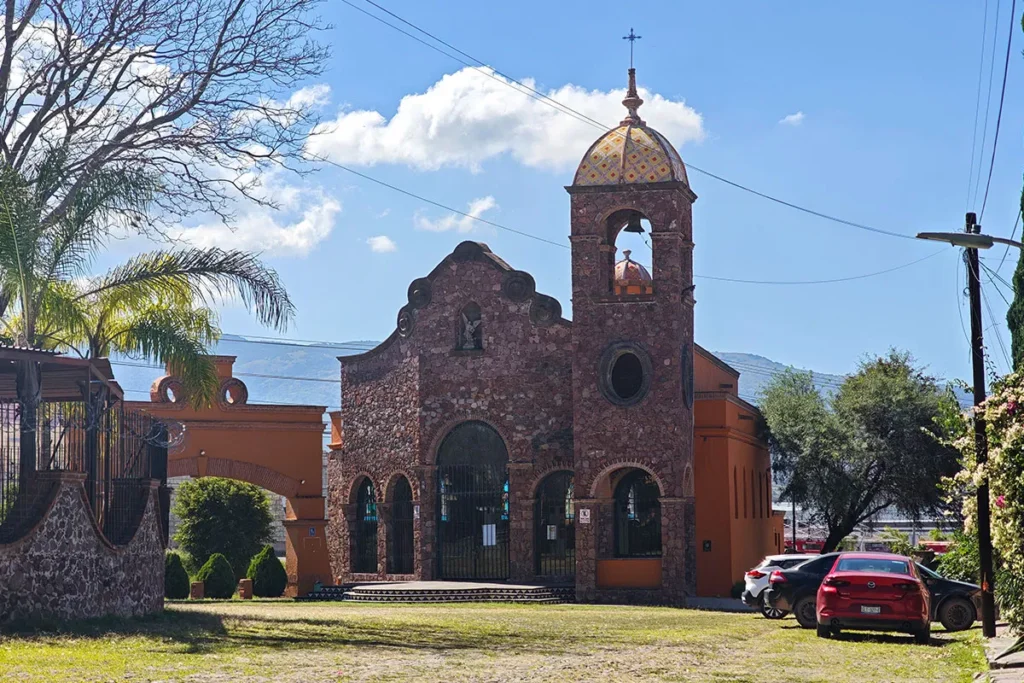 Church and cobblestone street in Los Frailes, San Miguel de Allende, showing the neighborhoodās traditional architecture and peaceful atmosphere.