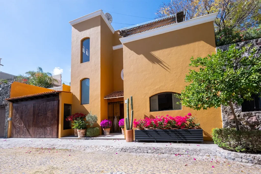 https://colonial-realestate.com/paseo-real